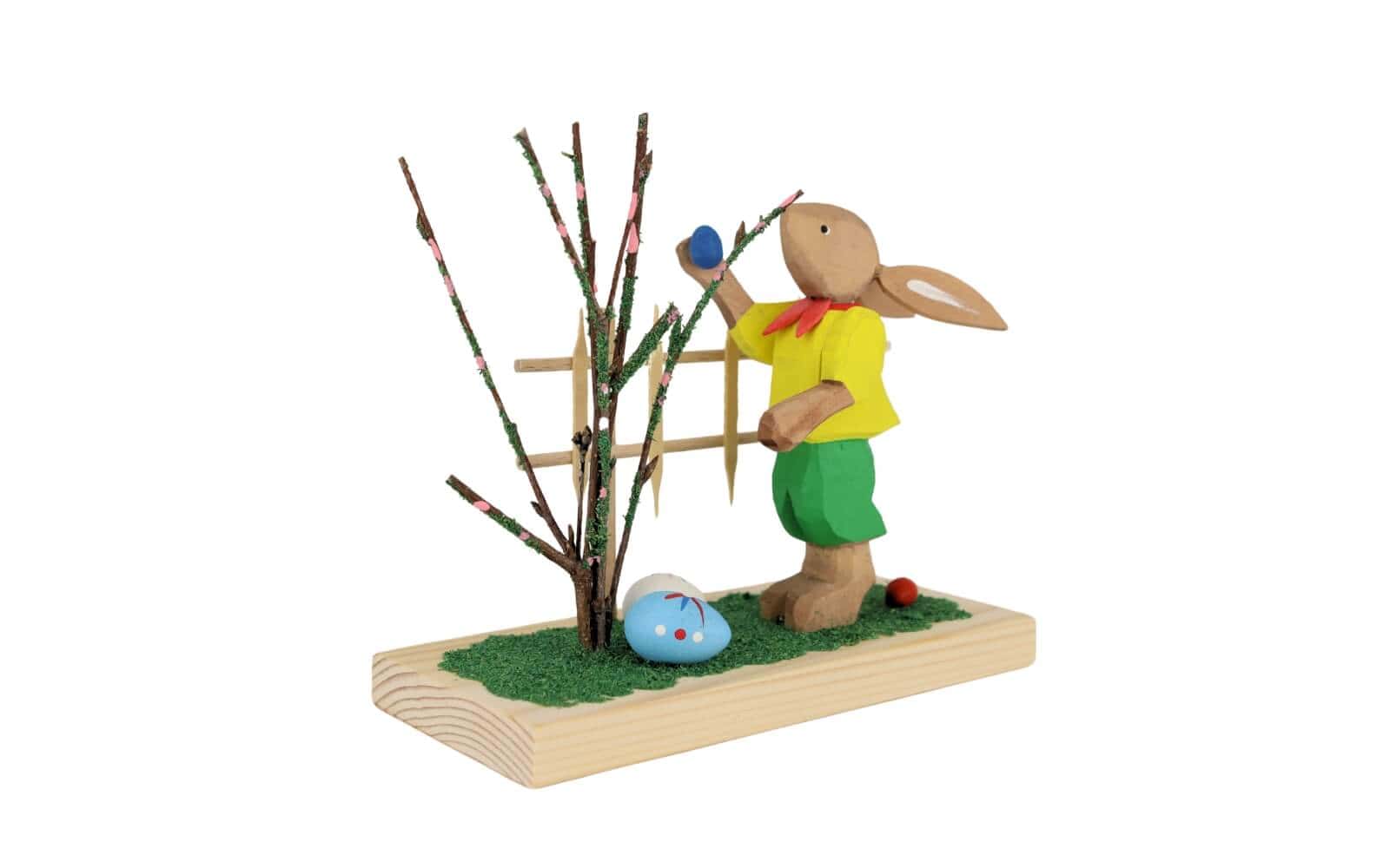 Easter bunny with garden fence, carved by Bettina Franke_2